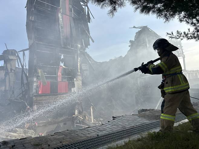 화재가 발생한 지 사흘째인 17일 이랜드 천안물류센터 북쪽 입구에서 한 소방관이 잔불을 끄고 있다. 송인걸 기자