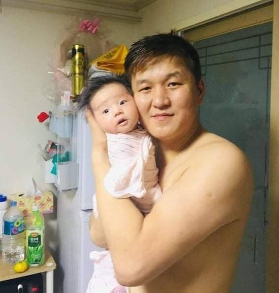 2019년 태어난 딸을 안고 있는 오기나. 그해 겨울 오기나는 감전 사고로 두 팔을 잃었다. 오기나 제공