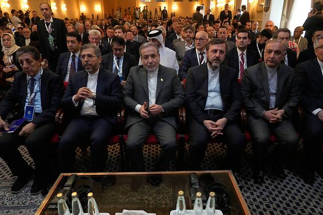 16일(현지시각) 이란 테헤란에서 열린 ‘공격받는 국제법’ 컨퍼런스에 참석한 아바스 아라그치 이란 외무장관(앞줄 가운데). AP 연합뉴스