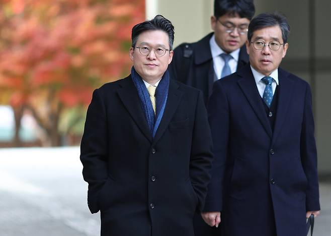 채 상병 순직 사건 수사를 방해한 혐의를 받는 김선규 전 고위공직자범죄수사처(왼쪽) 부장검사가 구속 전 피의자 심문(영장실질심사)을 받기 위해 17일 서초구 서울중앙지법으로 출석하고 있다. 연합뉴스