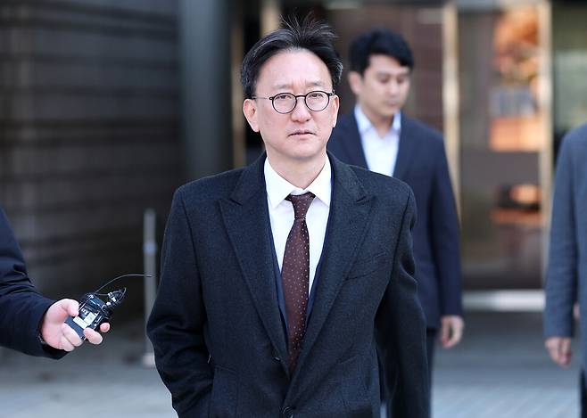 채 상병 순직 사건 수사를 방해한 혐의를 받는 송창진 전 고위공직자범죄수사처(공수처) 부장검사가 구속 전 피의자 심문(영장실질심사)을 마친 후 17일 서울 서초구 서울중앙지법을 나서고 있다. 연합뉴스