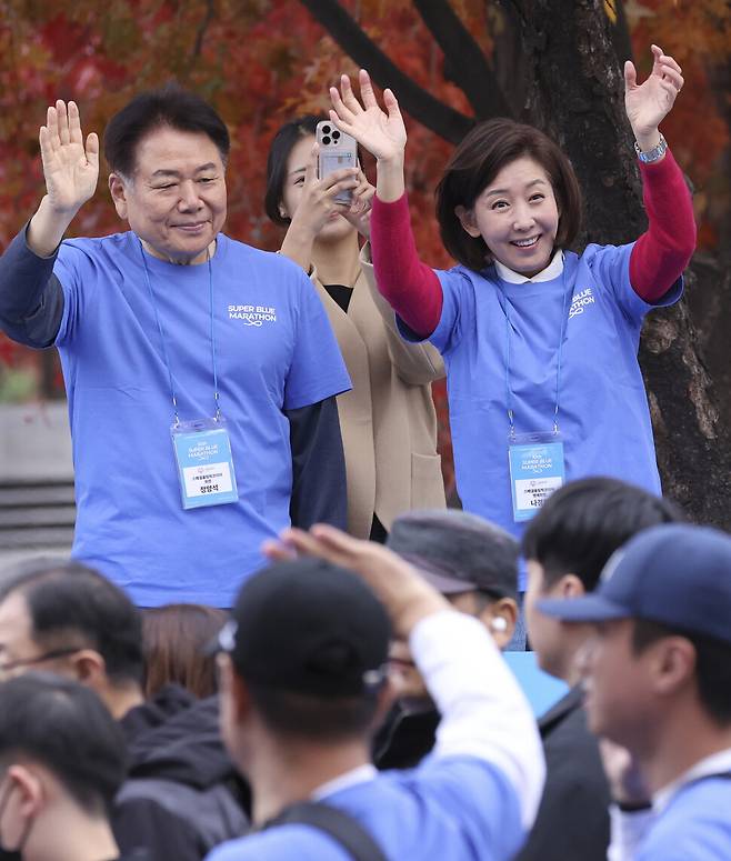 스페셜올림픽코리아 주최로 2025년 11월8일 오전 서울시 마포구 평화의 공원에서 열린 장애인과 비장애인이 함께하는 슈퍼블루마라톤 대회에서 정양석 회장과 나경원 명예회장이 참가자들에게 인사를 하고 있다. 김진수 선임기자&nbsp;