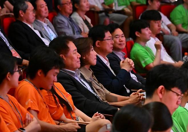 나경원 스페셜올림픽코리아 명예회장(가운데)이 2025년 8월 서울대학교 예술관 콘서트홀에서 열린 ‘국제 스페셜 뮤직앤아트 페스티벌’ 공연을 관람하고 있다. 스페셜올림픽코리아 사회관계망서비스(SNS) 갈무리