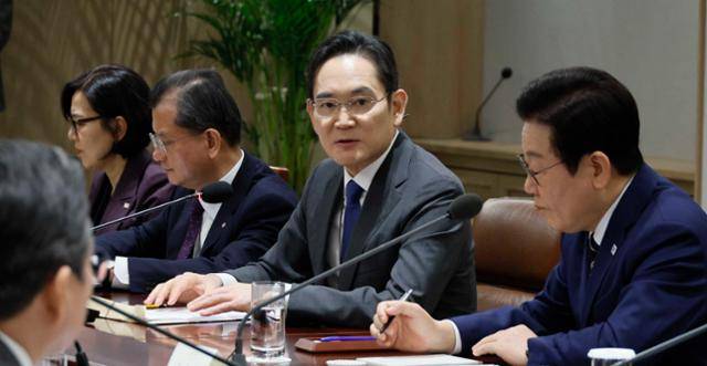 이재용 삼성전자 회장이 16일 대통령실에서 열린 한미 관세협상 후속 관련 민관 합동회의에서 발언하고 있다. 왕태석 선임기자