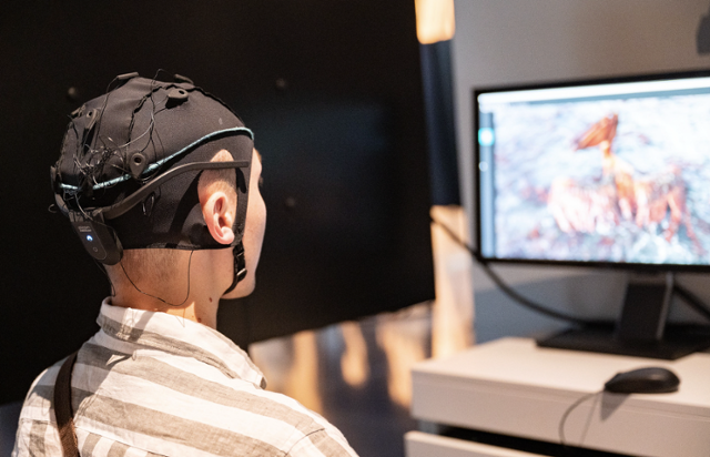 뇌파로 컴퓨터를 작동시키는 BCI(Brain Computer Interface) 기술 시연 장면. flickr