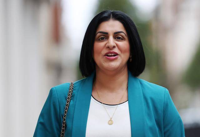 16일 방송 출연을 위해 BBC를 찾은 샤바나 마무드 영국 내무장관. 그는 17일 강화된 난민 규정을 공식 발표한다. 런던=EPA 연합뉴스