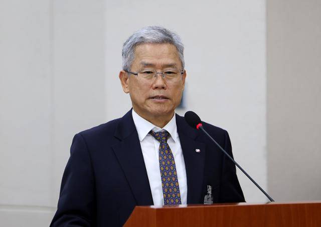 김동철 한국전력공사 사장이 10월 29일 서울 여의도 국회 기후에너지환경노동위원회에서 열린 기후에너지환경부와 기상청 등에 대한 종합감사에서 질의에 답하고 있다. 뉴시스