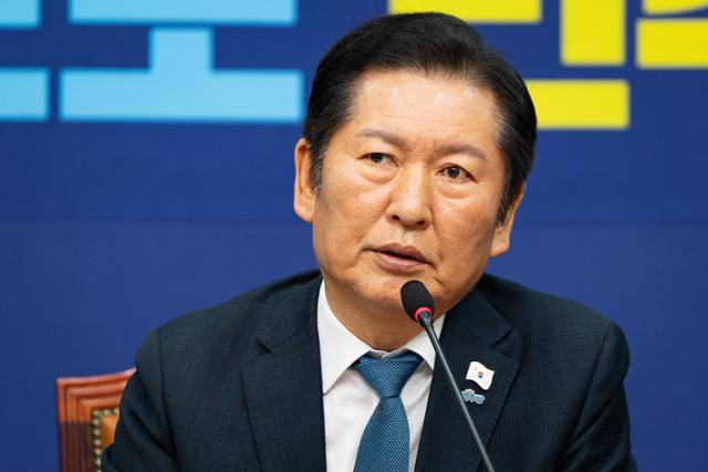 정청래 더불어민주당 대표가 17일 서울 여의도 국회에서 열린 최고위원회의에서 모두발언을 하고 있다. 뉴스1