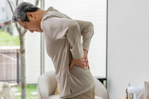 허리디스크 수술은 통증을 줄이는 것이 목표지만, 치료 과정에서 나타나는 작은 변화를 놓치면 예기치 않은 후유증으로 이어질 수 있다./사진=클립아트코리아
