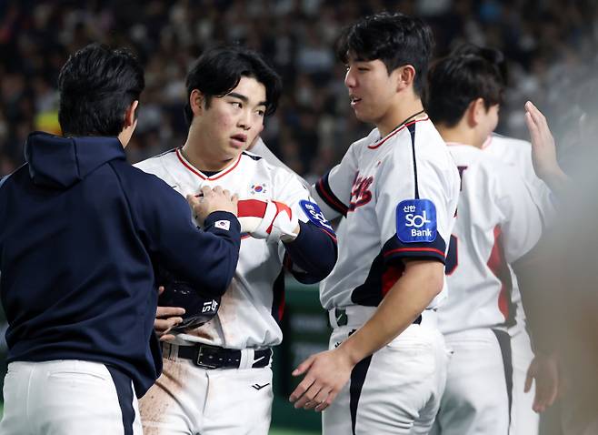 <yonhap photo-3950=""> 득점 성공한 문현빈 (도쿄=연합뉴스) 이동해 기자 = 16일 일본 도쿄돔에서 열린 2025 K베이스볼 시리즈 대한민국과 일본의 평가전. 4회말 1사 1,2루 신민재의 1타점 적시타 때 2루에 있던 문현빈이 득점에 성공한 뒤 동료들에게 축하를 받고 있다. 2025.11.16 eastsea@yna.co.kr/2025-11-16 20:52:51/ <저작권자 ⓒ 1980-2025 ㈜연합뉴스. 무단 전재 재배포 금지, AI 학습 및 활용 금지></yonhap>