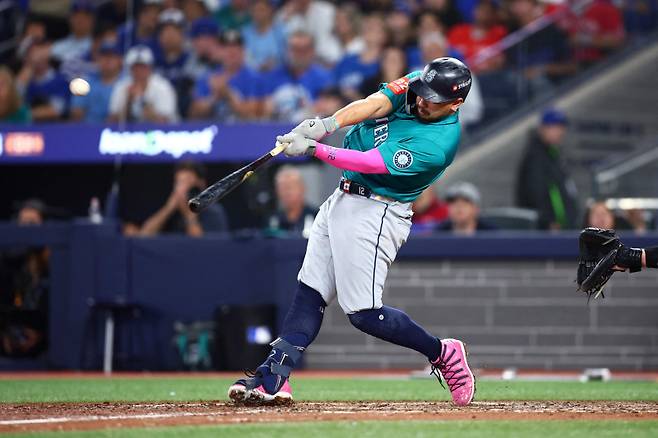 <yonhap photo-2943=""> TORONTO, ONTARIO - OCTOBER 19: Josh Naylor #12 of the Seattle Mariners hits a home run during the sixth inning against the Toronto Blue Jays in game six of the American League Championship Series at Rogers Centre on October 19, 2025 in Toronto, Ontario. Vaughn Ridley/Getty Images/AFP (Photo by Vaughn Ridley / GETTY IMAGES NORTH AMERICA / Getty Images via AFP)/2025-10-20 11:25:35/ <저작권자 ⓒ 1980-2025 ㈜연합뉴스. 무단 전재 재배포 금지, AI 학습 및 활용 금지></yonhap>