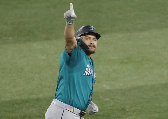 <yonhap photo-3143=""> Seattle Mariners Josh Naylor (12) reacts after hitting a solo home run in the sixth inning against the Toronto Blue Jays during game six of the MLB American League Championship Series at Rogers Centre in Toronto, Canada, on Sunday, October 19, 2025. Photo by John Angelillo/UPI/2025-10-20 11:46:00/ <저작권자 ⓒ 1980-2025 ㈜연합뉴스. 무단 전재 재배포 금지, AI 학습 및 활용 금지></yonhap>