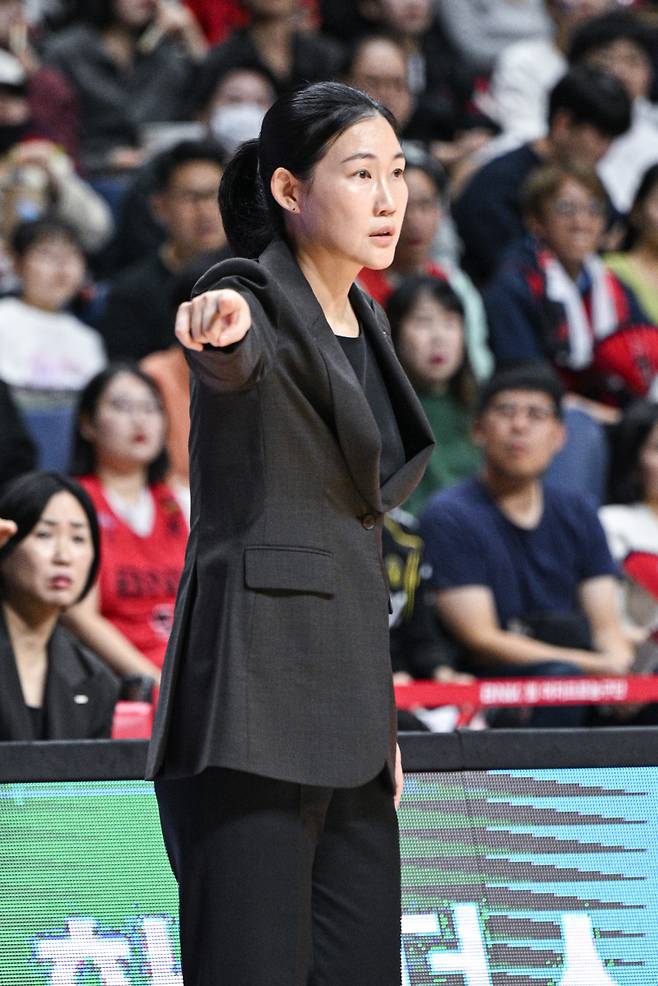 6일 열린 BNK금융 2025~26 여자프로농구 공식 개막전을 승리로 이끈 박정은 BNK 감독. WKBL 제공