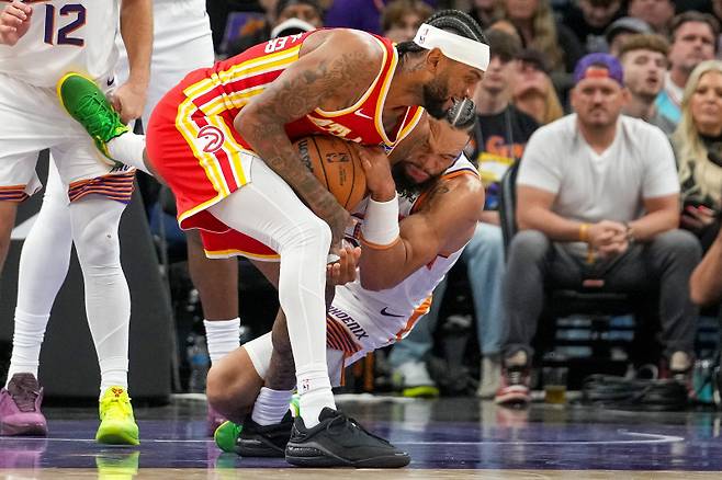 <yonhap photo-5803="">17일(한국시간) 미국 애리조나주 피닉스 모기지 매치업 센터에서 열린 맞대결에서 볼을 두고 엉킨 니켈 알렉산더 워커(왼쪽)과 딜런 브룩스. [AP=연합뉴스]</yonhap>