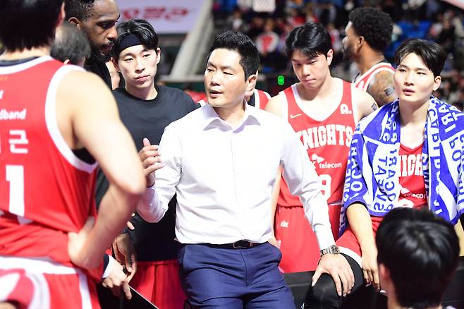 전희철 서울 SK 감독이 17일 KT와의 홈 경기에서 작전을 지시하고 있다. KBL 제공