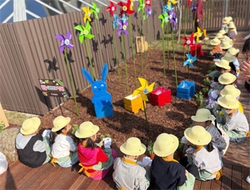 아이들이 ‘꿈을 그린 원정대’ 프로그램에 참여하고 있다. [사진=부산광역시]