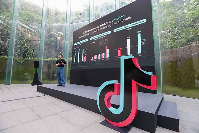 지난 9월 25일 열린 '틱톡 코리아 서밋 2025'에서 아담 샤오 틱톡 동남아 이커머스 크로스보더 총괄이 코리아-SEA 크로스보더를 소개하고 있다. [사진=틱톡]