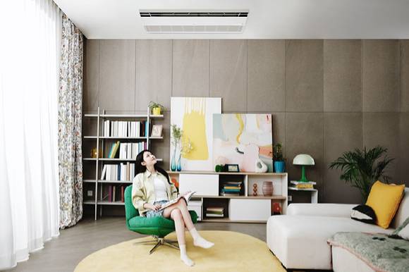 모델이 LG전자의 '휘센 AI 시스템에어컨' 신제품을 체험하고 있다. [사진=LG전자]