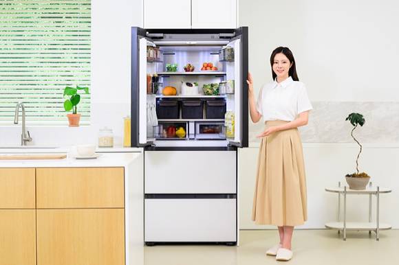 삼성전자 모델이 '비스포크 AI 김치플러스 키친핏 맥스' 김치냉장고 신제품을 소개하고 있다. [사진=삼성전자]