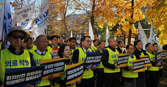 김택우 대한의사협회 회장 및 참석자들이 16일 오후 서울 여의도 국회 인근에서 열린 '국민건강수호 및 의료악법저지를 위한 전국의사 대표자 궐기대회에 참석했다. 채혜선 기자