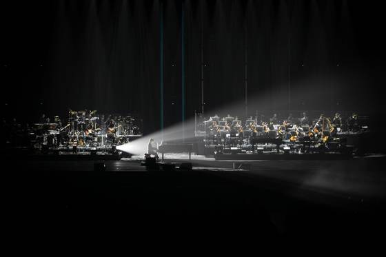 가수 김동률은 8~10일, 13~16일 총 7회차로 단독콘서트 '산책'을 개최했다. 사진 뮤직팜