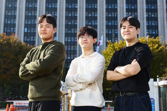 국가공무원 5급 공개경쟁채용시험(행정고시)에서 사상 처음으로 전자 직류로 선발된 이른바 ‘반도체 사무관’ 합격자들이 5일 서울 종로구 정부서울청사 앞에서 포즈를 취하고 있다. 왼쪽부터 한양대 융합전자공학부 20학번 이민석(25)씨, 고려대 생명공학부 20학번 김동직(24)씨, 부산대 전기전자공학부 19학번 김우상(25)씨. 김종호 기자