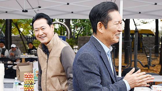 정청래 더불어민주당 대표(오른쪽)와 장동혁 국민의힘 대표가 8일 서울 여의도 국회운동장에서 한국사진기자협회 주최로 열린 '2025 사진기자가족 체육대회'를 방문해 참가자들과 인사하고 있다. 사진공동취재단