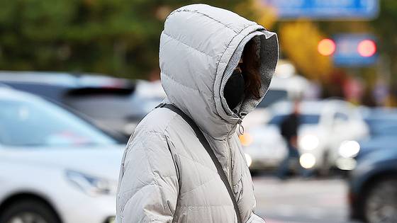 밤사이 초겨울 추위가 찾아온 17일 오전 서울 용산 한 도로에서 시민이 출근길 발걸음을 재촉하고 있다. 뉴시스