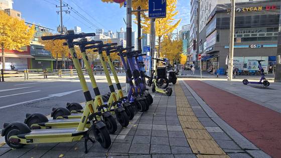 지난 11일 충남 천안시 두정동에 설치된 PM(개인형이동장치) 전용주차장에 전동킥보드가 줄을 맞춰 나란히 주차돼 있다. 천안시는 도심에 450곳의 PM전용 주차장을 조성햤다. 신진호 기자