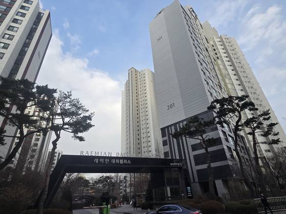 대장동 배당금으로 정영학씨가 2019년 매입한 서울 강남구 래미안 대치팰리스 아파트. 정씨의 아파트와 같은 평형이 지난 9월 62억원에 거래됐다. 함종선 기자