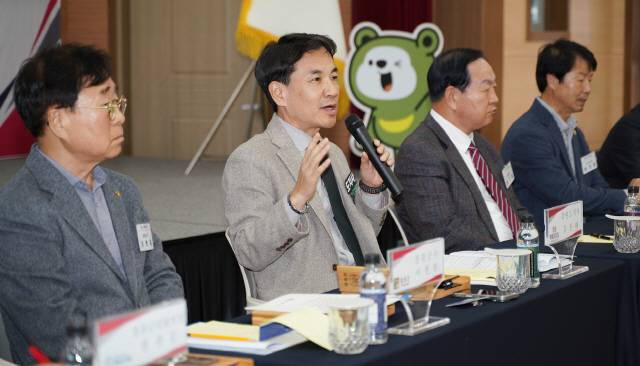 ▲ 김진태 도지사가 14일 철원군 갈말읍 행정복지센터에서 열린 주민과의 진담회에서 민간인 통제선 5㎞ 북상에 대해 설명하고 있다.  이재용 기자