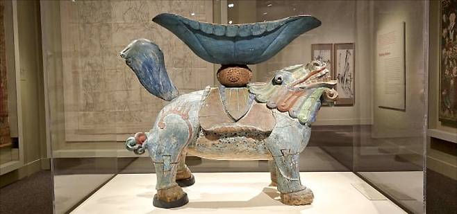 미국 워싱턴DC 국립아시아예술박물관에서 15일(현지시간) 개막한 ‘한국의 보물들(Korean Treasures)’ 전에 전시된 북을 받치기 위한 사자 모양 법고대는 “케이팝 데몬 헌터스에 나오는 호랑이(더피) 같다”는 이유로 인기를 끌었다.  /워싱턴=이상은 기자