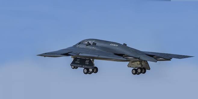 이륙하는 B-2 스피릿 스텔스 핵 폭격기