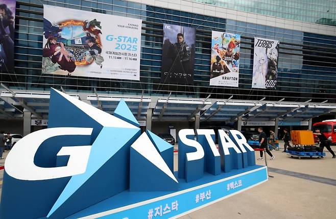 국내 최대 게임전시회인 '지스타 2025' 개막을 하루 앞둔 지난 12일 오후 부산 해운대구 벡스코 광장에서 관계자들이 개막 준비를 하고 있다. 사진=뉴스1