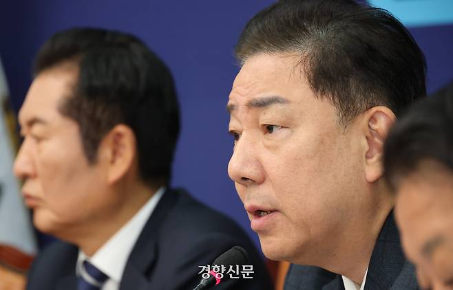 김병기 더불어민주당 원내대표(가운데)가 지난 12일 국회에서 열린 당 최고위원회의에서 발언하고 있다. 박민규 선임기자