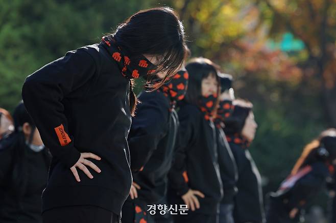 114명의 시민들이 참여한 ‘여성살해 규탄 퍼포먼스-114번의 신고 114번의 실패’ 퍼포먼스가 13일 서울 종로구 보신각 앞에서 열리고 있다. 정효진 기자