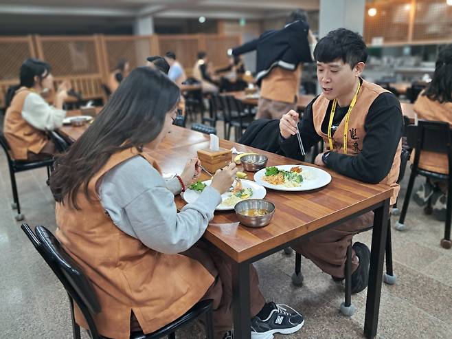 프로그램 참가자들이 저녁 공양을 하며 이야기를 나누고 있다. 박경은 선임기자