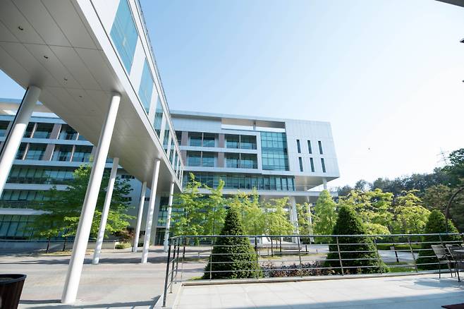 영진전문대가 교육부 발표 기준 79.2%의 압도적인 취업률로 대규모 졸업자 배출 전문대학 중 전국 1위를 차지했다. 이 대학은 해외 취업률 역시 전국 1위를 기록했다. 영진전문대 제공