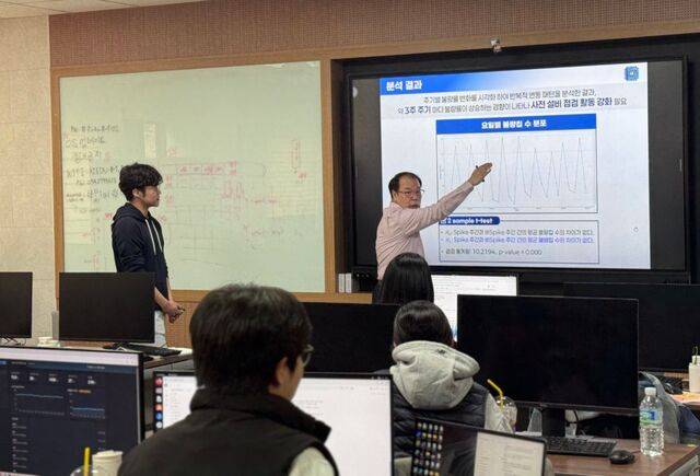 송홍준(오른쪽) 한국열린사이버대학교 교수가 지난 12일 포항 포스코홀딩스 미래기술연구원 본원의 한 강의실에서 교육생의 ‘반도체 불량칩 감소 방안’ 발표에 대해 피드백을 하고 있다.