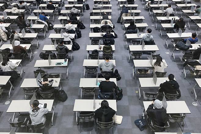 16일 2026학년도 대입 수시모집 논술시험이 열린 서울 종로구 성균관대학교에서 수험생들이 시험 시작을 기다리고 있다. 연합뉴스