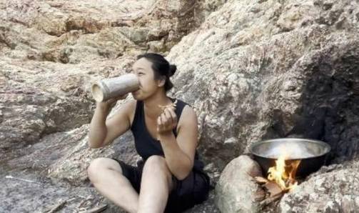 야생 생존 대회에서 35일간 버텨 동메달과 상금을 받은 중국 여성이 이 대회에서 얻은 가장 큰 성과는 체중을 14kg 감량한 것이라고 말했다. [사진출처 = SCMP]