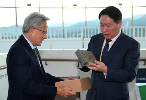 젠슨 황 엔비디아 CEO가 지난달 31일 경북 경주 예술의전당에서 열린 아시아태평양경제협력체(APEC) 최고경영자(CEO) 서밋에 참석해 최태원 대한상의 회장과 만나 AI슈퍼컴퓨터 ‘DGX스파크’를 선물하고 있다. [연합뉴스]