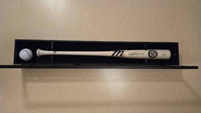 트럼프 미국 대통령이 이재명 대통령에게 답례로 선물한 야구용품 세트. [대통령실 제공]