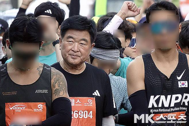 권오갑 HD 현대 명예회장 겸 한국프로축구연맹 총재가 ‘2025 MBN 서울마라톤’ 출발을 앞두고 있다. 사진=이근승 기자