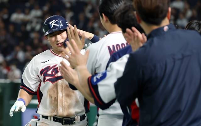 16일 일본 도쿄돔에서 열린 2025 K베이스볼 시리즈 대한민국과 일본의 평가전. 8회말 1사 주자없는 상황 안현민이 솔로홈런을 친 뒤 더그아웃에서 축하를 받고 있다. 사진=연합뉴스