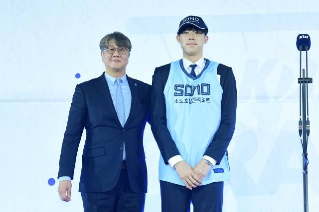 고양 소노의 전체 4순위 신인 강지훈은 200.7cm 빅맨으로 강을준 전 감독의 장남으로 이름이 알려져 있다. 그리고 그는 곧 소노 유니폼을 입고 프로 데뷔할 듯하다. 사진=KBL 제공