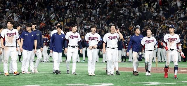 16일 일본 도쿄돔에서 열린 2025 K베이스볼 시리즈 대한민국과 일본의 평가전. 경기 종료 후 대표팀 선수들이 경기장을 빠져나가고 있다. 이날 경기는 7-7 무승부를 기록했다. 사진=연합뉴스