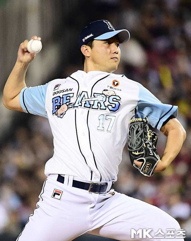 2024년 9월 19일 오후 서울 잠실구장에서 ‘2024 KBO리그’ KIA 타이거즈와 두산 베어스 경기가 열렸다. 7회초에 등판한 두산 두번째 투수 홍건희가 역투하고 있다. 사진=김영구 기자