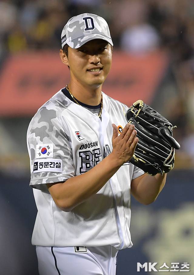 2024년 6월 7일 오후 서울 잠실야구장에서 ‘2024 프로야구’ KIA 타이거즈와 두산 베어스의 경기가 열렸다. 이날 선발은 KIA 네일, 두산 알칸타라가 나섰다. 9회초 1사 1,2루에서 두산 홍건희가 KIA 변우혁을 병살타 처리하며 미소짓고 있다. 사진=천정환 기자