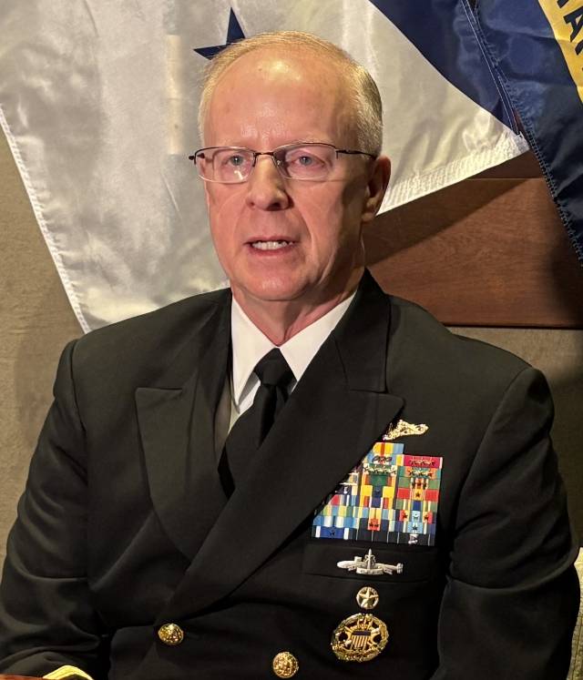 대럴 커들(Daryl Caudle) 미국 해군참모총장(대장)은 노스캐롤라이나 주립대에서 화학공학 학사 학위를 받은 뒤 로드아일랜드 뉴포트의 장교후보학교(Officer Candidate School)를 수료하고 임관했다. 미 함대사령부(Fleet Forces Command) 사령관, 미 해군 전략사령부(U.S. Naval Forces Strategic Command) 사령관,  잠수함전력사령관, 대서양함대 잠수함전력사령관 등을 지냈다. 커들 총장의 부친은 1950년대 한국전쟁에 미군 취사병으로 참전했으며 최근 별세했다고 한다. 커들 총장은 "아버지께서 생전 한국에서의 경험을 매우 따뜻하게 기억하셨다"며 "당시 한국 국민들로부터 받은 환대에 대해 자주 이야기하셨다"고 했다. / 사진=김인한 기자